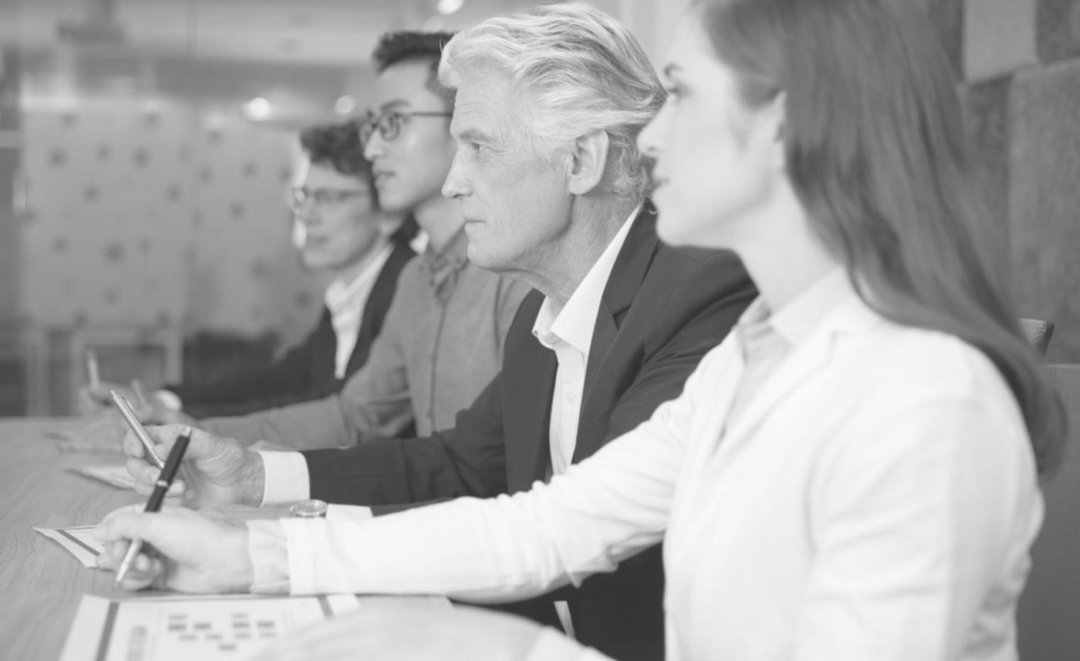 Familie beim gemeinsamen Planen der Finanzen am Küchentisch