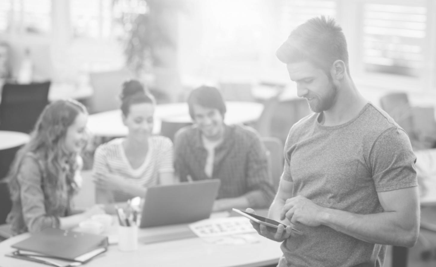 Beratungsgespräch über Familienfinanzen in entspannter Atmosphäre