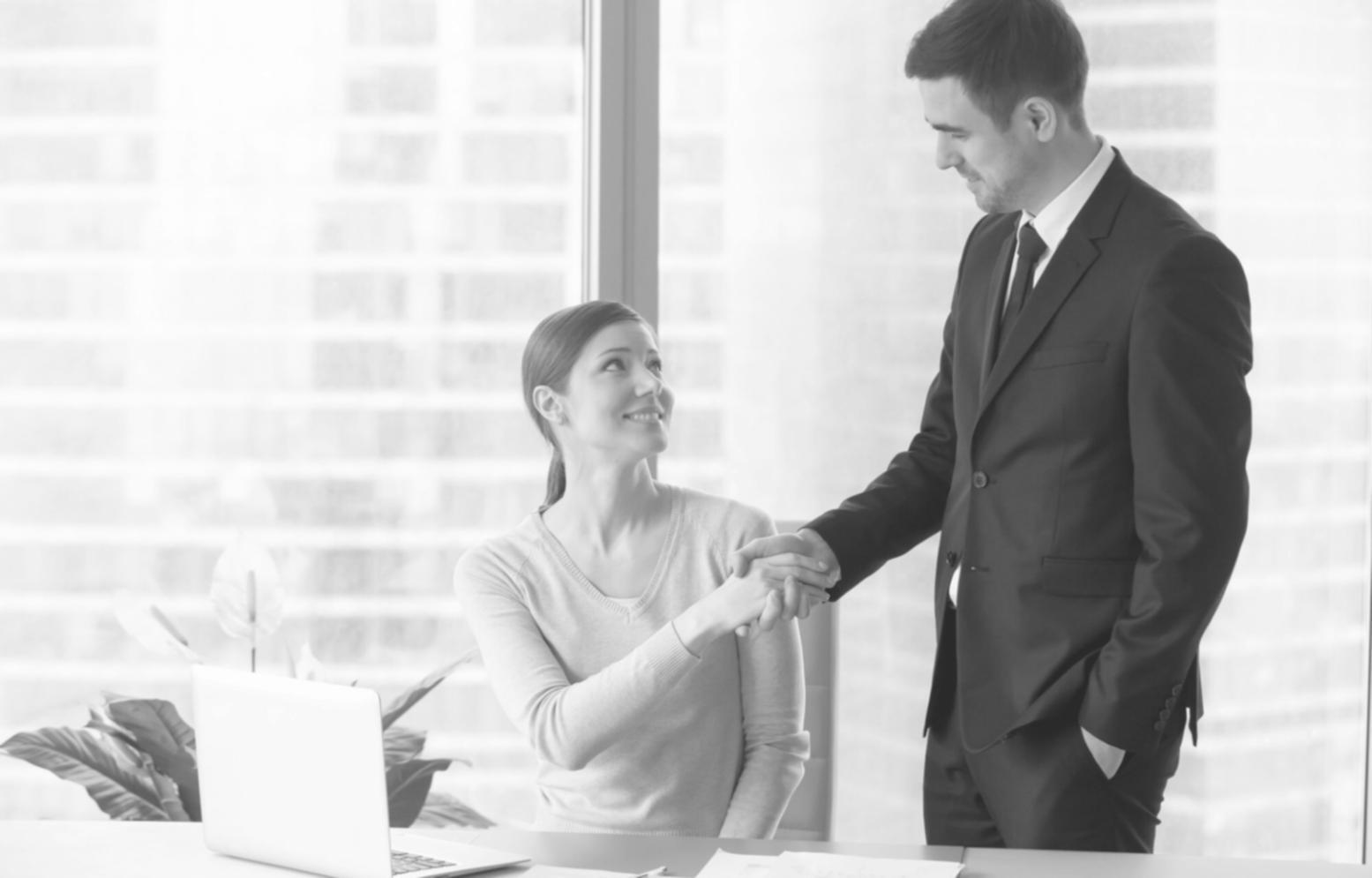 Familie bei der Finanzplanung am Esstisch