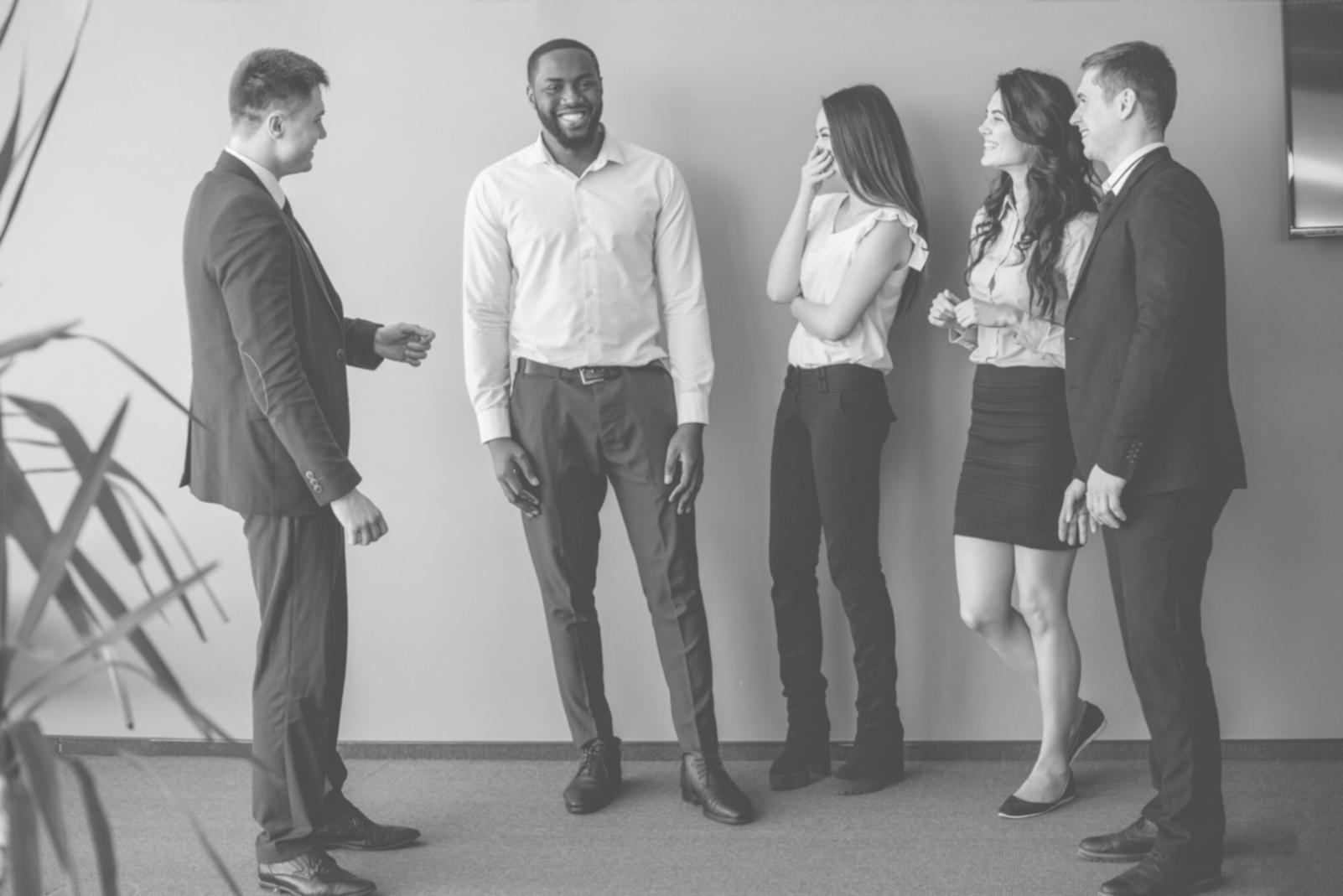 Entspannte Familienszene nach erfolgreicher Finanzplanung